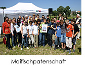 Maifischpatenschaft: Die Maifischpaten der 6. Klasse der Agnes Miegel Realschule aus Düsseldorf mit Vertretern der Bürgerstiftung Düsseldorf und der Rheinbahn AG.